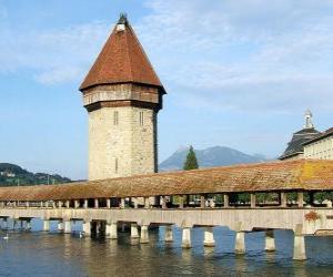 yapboz Ahşap ve kapalı köprü Kapellbrücke (Chapel Bridge) ve Lucerne, İsviçre kule Wasserturm